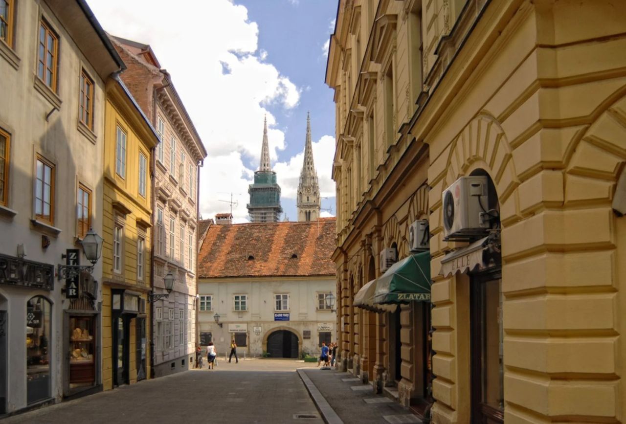 Krvavi most, pogled na Tkalčićevu